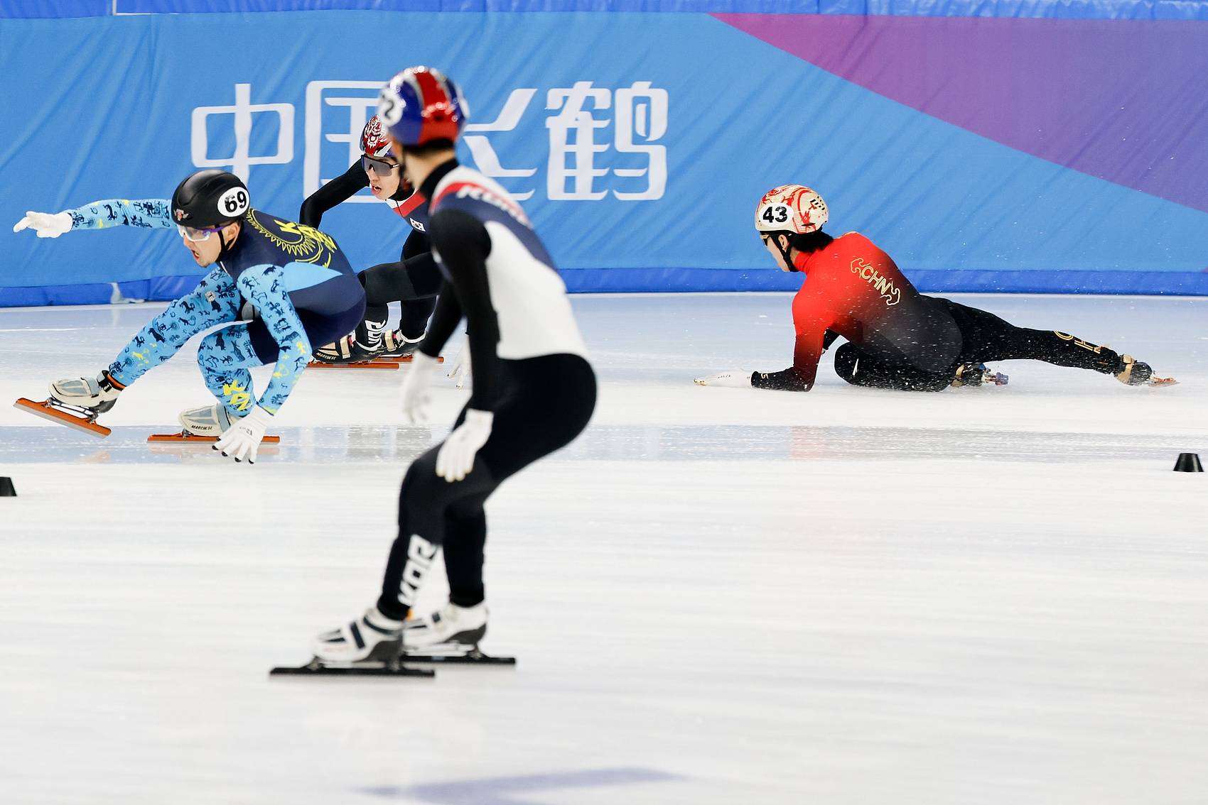 短道速滑选手飘逸冰面上，奋力冲刺的简单介绍