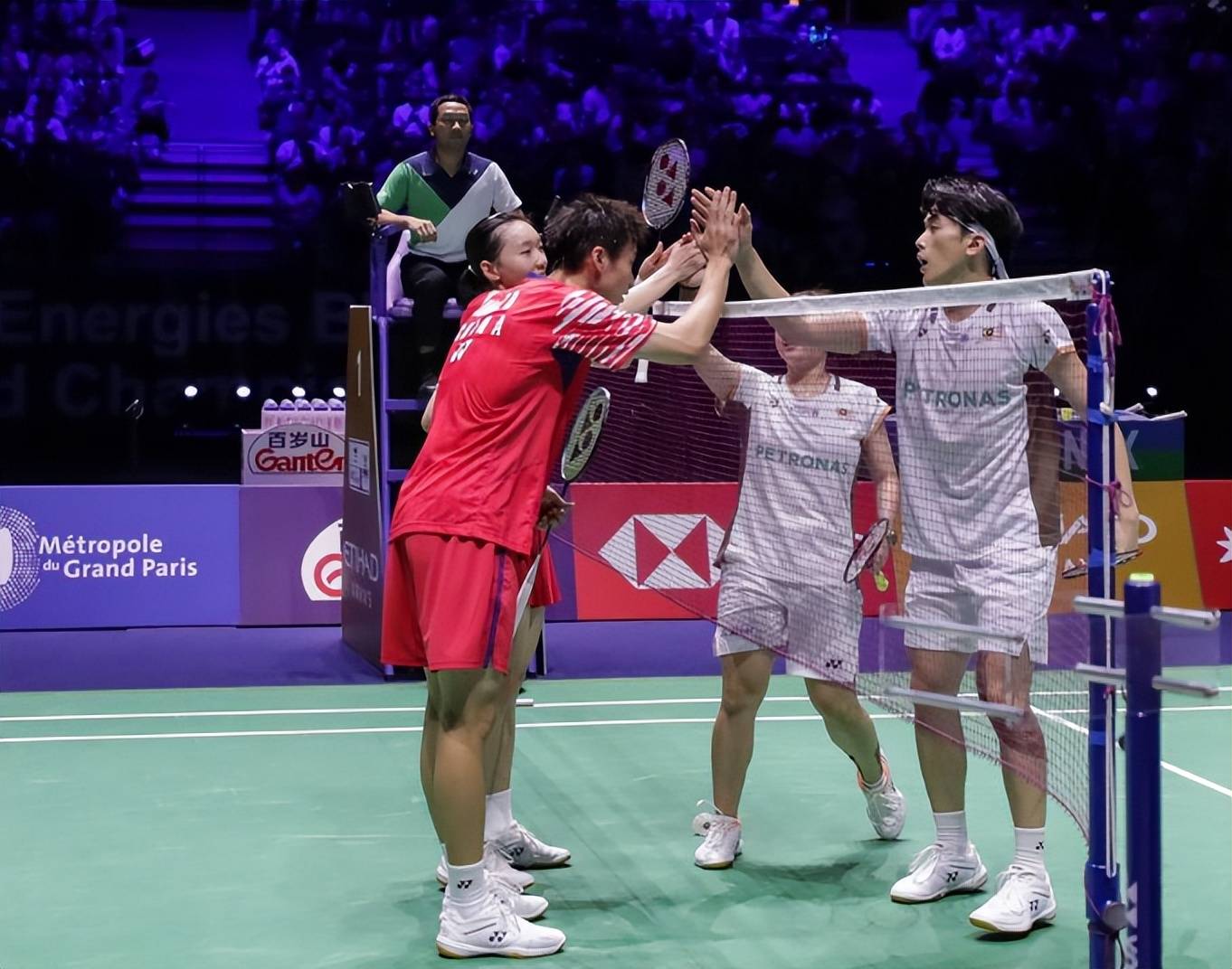 羽毛球比赛中出现暴击，运动员不敌对手！的简单介绍