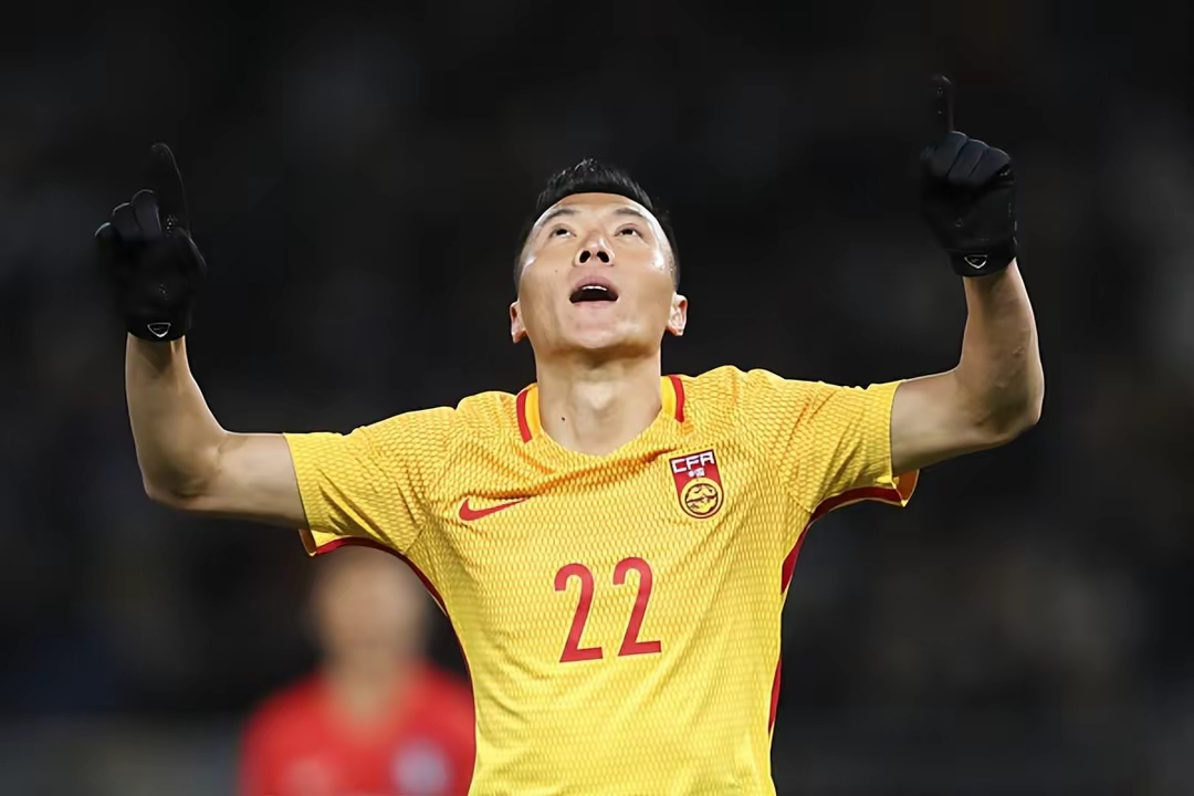 世界级功勋队长加盟，球队士气大增的简单介绍