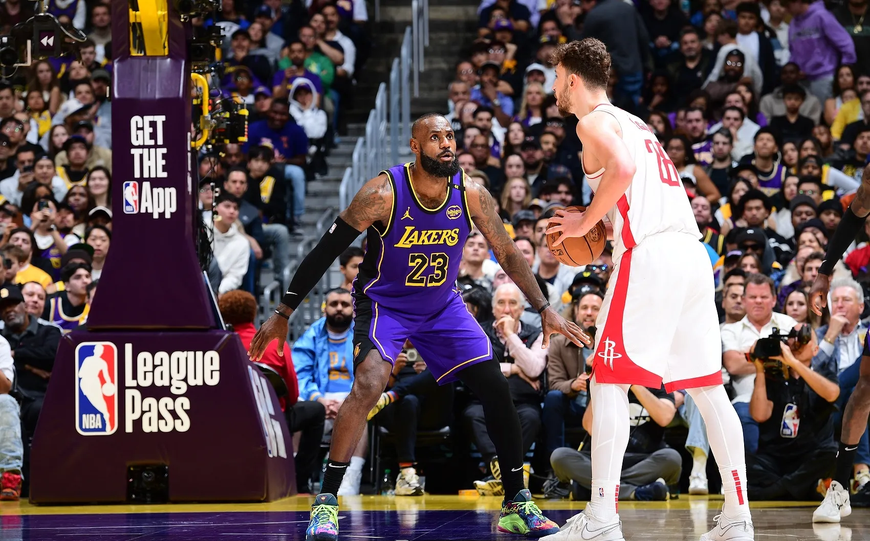 詹皇带队战胜篮网,连胜继续 詹皇带队战胜篮网,连胜继续