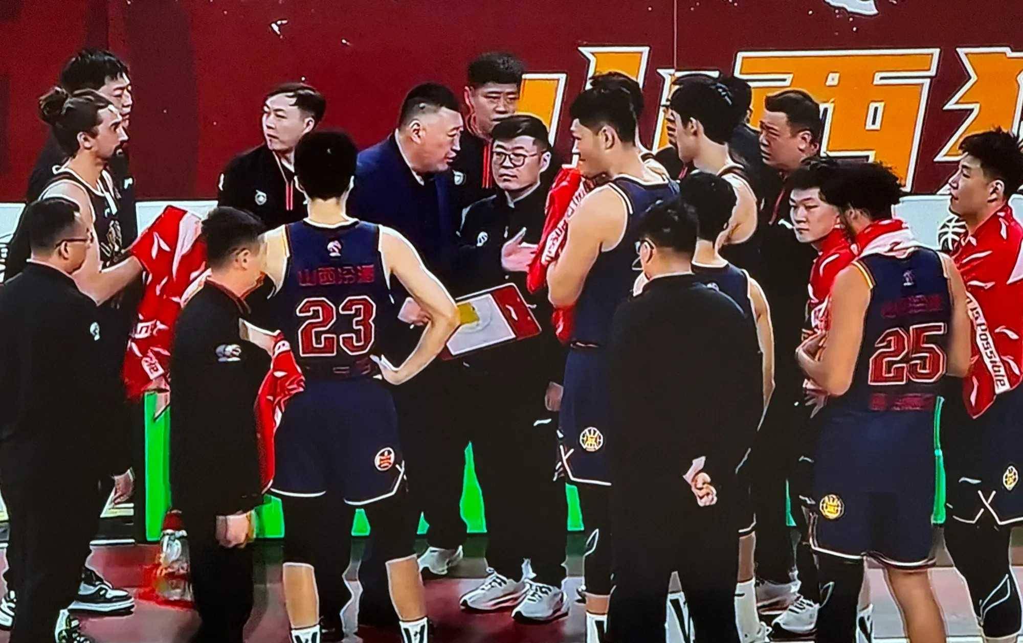 场面火爆!CBA观众席沸腾不已 场面火爆!CBA观众席沸腾不已